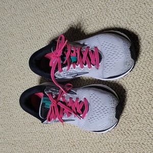 Women's Brooks shoes